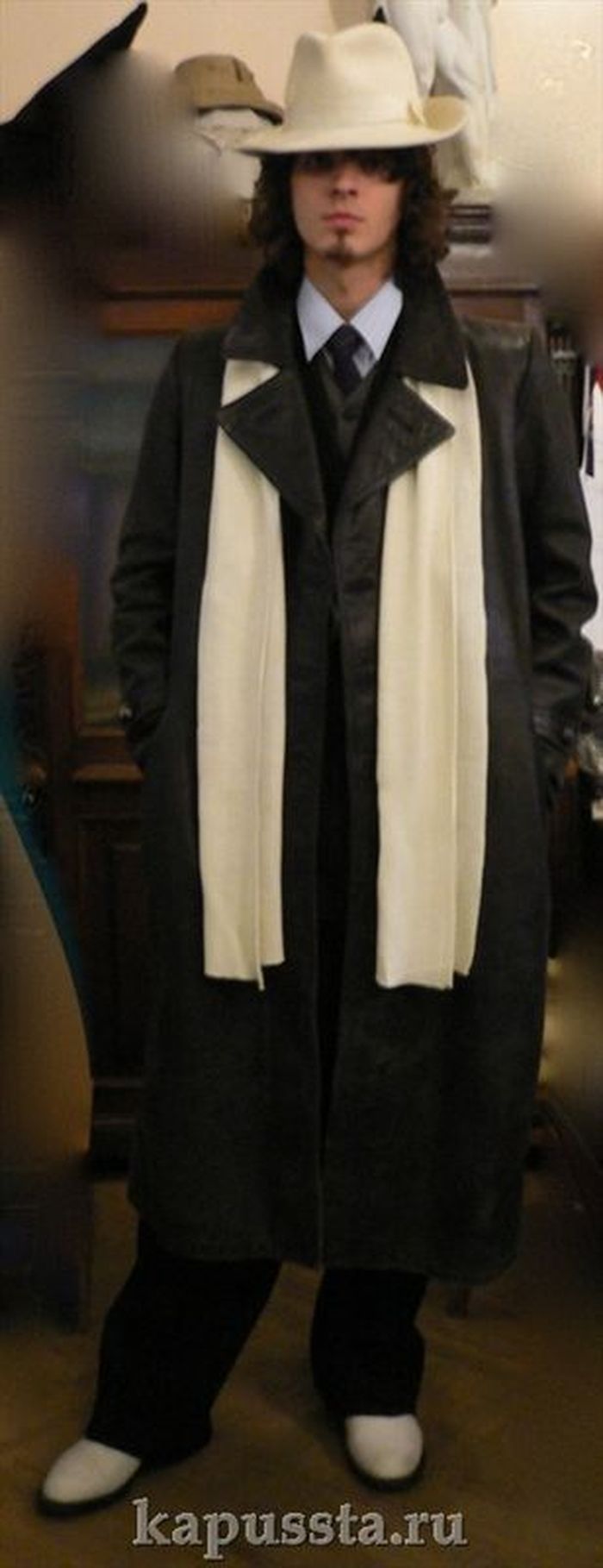 Кожаное пальто  с белой гангстерской шляпой